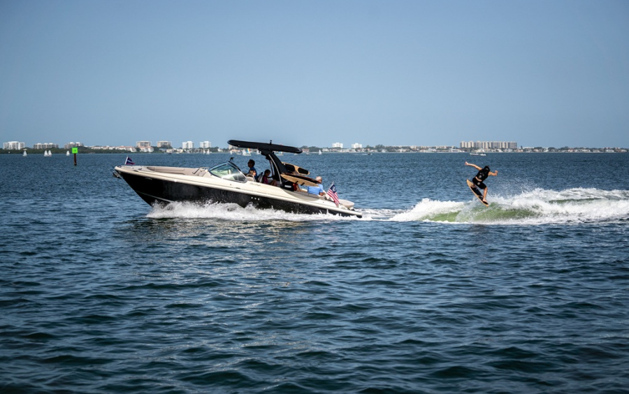 Катер Chris-Craft Launch 28 GT готов к просмотру