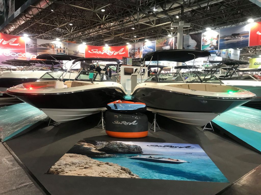 Стенд Sea Ray на выставке яхт и катеров в Дюссельдорфе